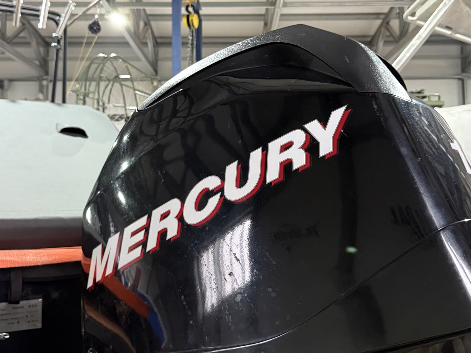 Мотор Mercury, установленный на транец катера