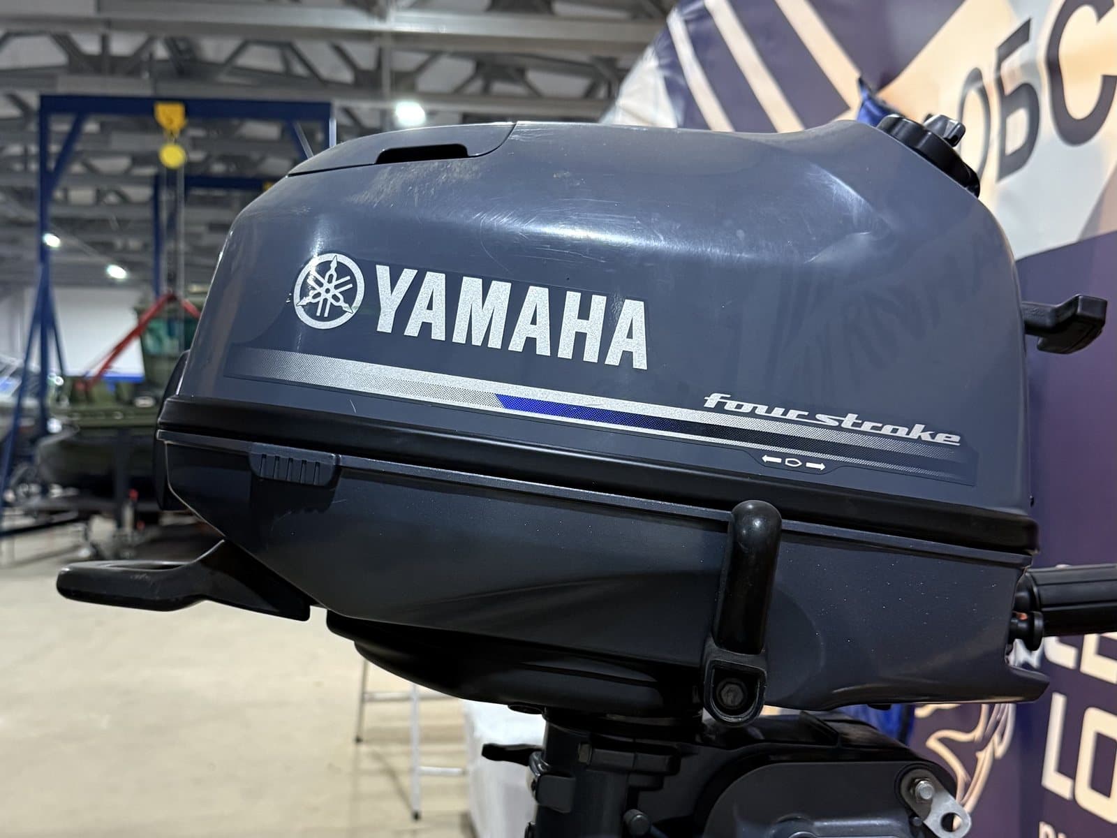 Мотор Yamaha на стойке в цехе перед ТО